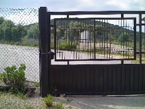 jpg_Cancela_con_cerradura_y_candado_cortando_el_camino-c92fa